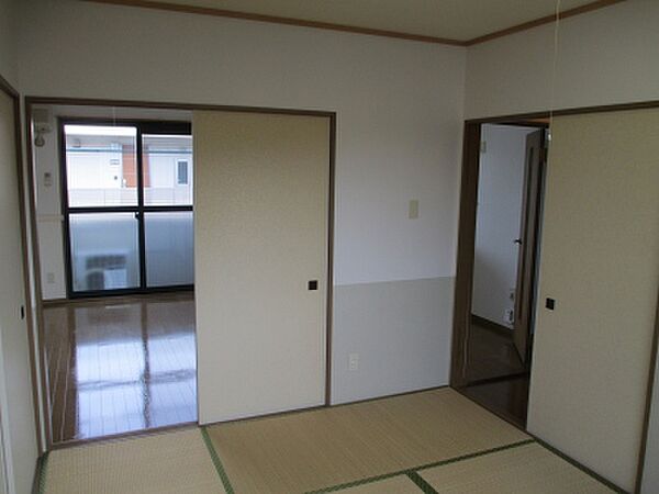 画像8:和室から、６帖洋室とキッチンが見えます。