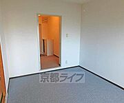 カーペットの洋室です。