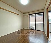 ダイニングキッチン隣の6帖洋室です。