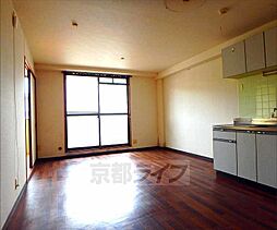 Ｃｏｕｒｔ　ｆｌａｔｓ　ＴＡＮＡＢＥ　2号棟 302 3階3LDKのリビング/ダイニング