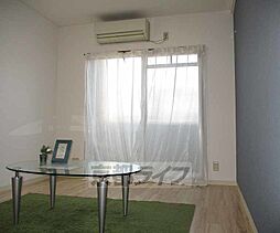 近鉄京都線 富野荘駅 徒歩11分の賃貸マンション 1階1Kのリビング/ダイニング