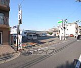 サークルＫ伏見墨染店まで348m 墨染通沿いのコンビニ。非常に駐車場が広い