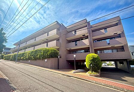 重厚なレンガタイル張りの落ち着いた佇まい。緑の植栽が美しく手入れされ、生活感のない上質な住環境です。閑静な住宅街に立地し、お子さんを育てるのに安心の環境です。
