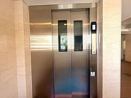 共用部【エレベーター】大理石調の上質なエレベーターホール。お子さんやベビーカーでの移動もラクラク。重い荷物の上げ下ろしも安心です。