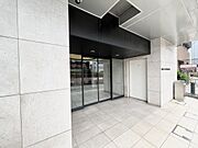 ホテルライクな石張りエントランスが、このマンションのグレードを物語ります。毎日ここを通るたびに、暮らしの質の高さを実感できる空間です。