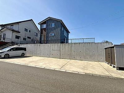 外観:洗練されたデザインが、周囲の景観にも馴染み、上品で落ち着いた印象を与えます。 外観:洗練されたデザインが、周囲の景観にも馴染み、上品で落ち着いた印象を与えます。