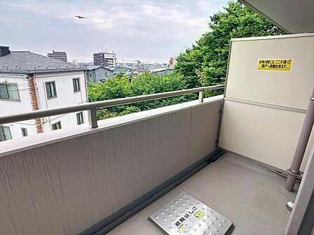 心地よい風が通り抜けるバルコニー。視界がひらけており、開放的な眺望が広がります