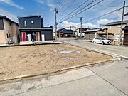 本町通りに面した開放的な土地。上下水道引き込み済みで、すぐに建築を始められます。