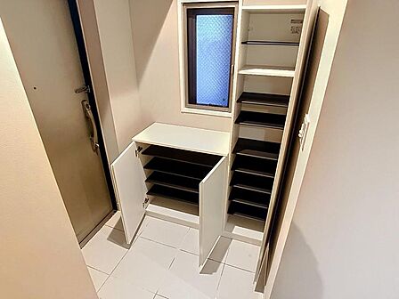 靴をたっぷり収納できるシューズボックス完備。小窓付きで換気もバッチリです。