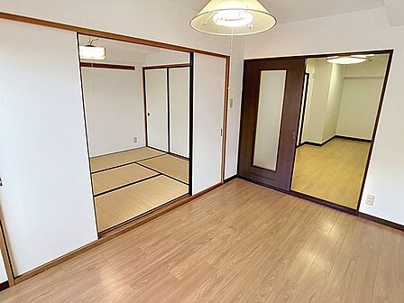 引き戸を開ければ一体感ある広々空間に!和洋の良さを活かせる明るい室内。