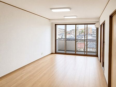 大きな窓から光が差し込む明るい室内。新しい暮らしの想像が膨らむ綺麗なLDK。