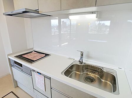 火を使わず安心なIHコンロを設置!お手入れも簡単なシステムキッチン。
