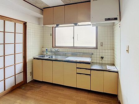窓付きで明るく換気もしやすい!収納豊富な壁付けキッチン。