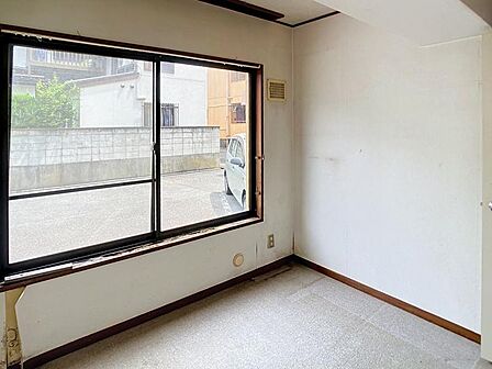 大きな窓と収納スペースを完備。すっきりとお部屋を使えます。