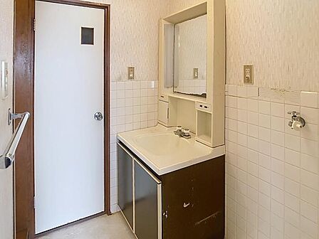 鏡付きの洗面化粧台を配置。身支度や洗顔もスムーズに行える独立空間。
