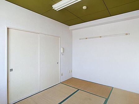 衣類や小物を掛けられて便利。白基調で開放感のある室内です。