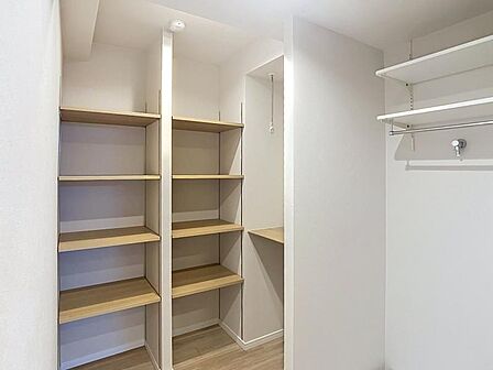 可動棚やハンガーパイプを備えた、洗濯・収納作業がスムーズに行える便利なランドリールームです。