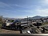 その他：爽やかな青空が広がる開放的な眺望。遠くには市街地、手前には緑豊かな山々が望めます。日々の暮らしに、癒やしと潤いを添える景色です。