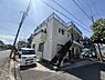 外観：角地に佇む、明るい日差しが差し込む物件。開放的な屋上バルコニーが魅力的です。ご自身のスタイルに合わせて、様々な活用が可能です。ぜひ一度現地をご覧ください。