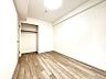 その他：温かみのある木目調フロアが心地よい居室。クローゼットが備わり、収納も便利です。シンプルで使いやすい空間が魅力。