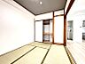 その他：清潔感ある和室は、来客用やお子様の遊び場としても活用できます。収納も備わり、空間をすっきりと保てます。
