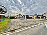 外観：【現地写真】広々とした更地で、建築プランの選択肢が広がります。閑静な住宅街で穏やかな暮らしを実現しませんか。