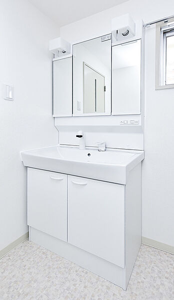 画像9:ワイドな鏡を備えた洗面台