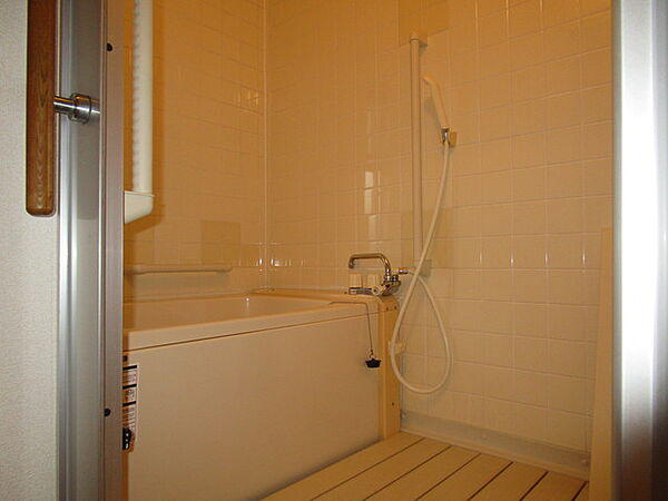 画像4:手すり付きで安心の浴室