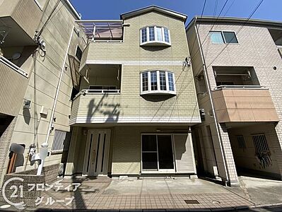 外観：南向きで陽当たり良好な鉄骨造3階建ての中古一戸建てです。前面道路との接道状況も良好で、周辺には買い物施設などが揃う生活利便性の高い好立地となっています。