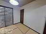 子供部屋：和室は、畳の香りが心地よい伝統的な空間です。障子から柔らかい光が入り、落ち着いた雰囲気を醸し出し、多目的に使えるため、客間やリラックススペースとして最適です