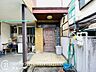 玄関：スーパーが近く、お買い物にも便利です。