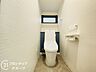 トイレ：トイレは2箇所に設けられており、朝の混雑時や深夜の利用にも便利です。新調された温水洗浄便座付きで、毎日快適にご使用いただけます。小窓もあり換気もバッチリです。