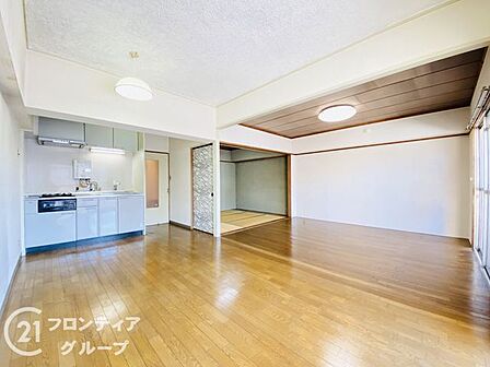 明るい日差しがさすリビングは、家族の憩い空間。お庭を眺めながら、毎日話が弾みそうですね♪