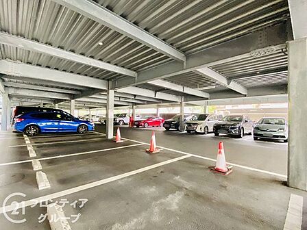 平面駐車場(ハイルーフ対応可)を完備。大型車やミニバンもスムーズに駐車できます。