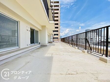 45.36m2の専用ルーフテラスは第二のリビング。都心の眺望を一望しながら、朝のコーヒーも休日のくつろぎも思いのまま。