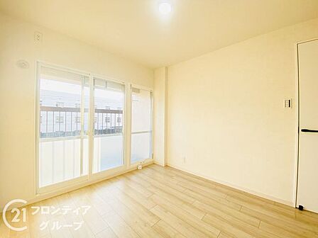 【施工例/洋室(2)】明るく使い勝手の良い洋室は、ライフスタイルに合わせて自由に活用できます。お子様のお部屋や趣味のスペースなど、多彩な使い方ができる便利なお部屋です。