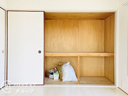 衣類や生活用品をまとめて整理できる便利な収納スペースです。空間を有効活用できるため、お部屋全体を広々とすっきり保つことができます。季節物の荷物や日用品のストック収納にも重宝します。