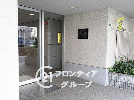 落ち着いた雰囲気のエントランスは、訪れる人に心安らぐ空間を提供し、温かく迎えてくれます!