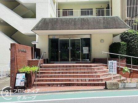 マンションのエントランスは、住まう方々を迎える洗練された空間です。日常の出入りを快適にするための工夫がされています。