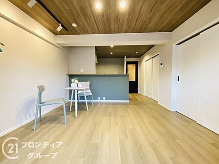 あたたかな木目のフローリングと明るい光が広がる開放的なリビングですね!家族みんなが自然と集まる心地よい空間が作れます