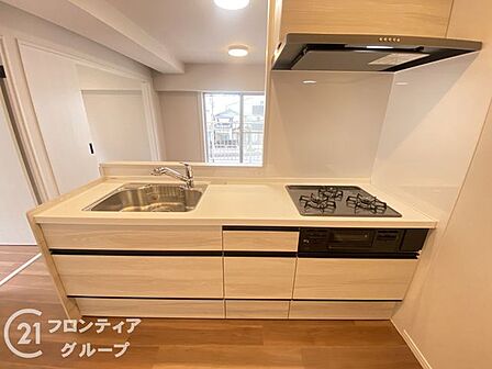 令和8年6月リフォーム済みのシステムキッチンです。お料理中も家族との会話が弾む人気の対面カウンタータイプ。お手入れがしやすく収納スペースも豊富に備わっています。