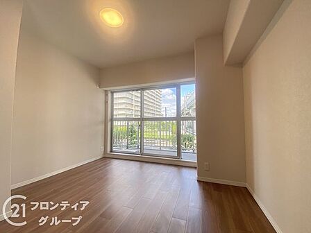 お子様のお部屋や趣味の部屋として使いやすい洋室です。クローゼット付きで勉強道具や玩具もきれいに片付きます。明るい陽光が差し込む快適な居住空間です。
