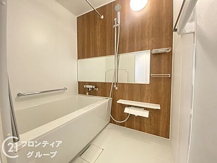 清潔感あふれる新規交換済みのユニットバスです。一日の疲れをゆったりと癒やせる広々とした空間。毎日のバスタイムを快適かつ衛生的に過ごせる設備が整えられています。
