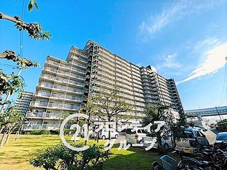 周辺の街並みと調和しながらも確かな存在感を放つモダンな建物ですね!豊かな緑に囲まれた落ち着きのある住環境で、家族との穏やかな時間をゆったりと過ごせそうです