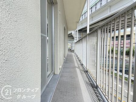 洗濯物を干すのに便利な広々とした3面引き回しバルコニーです。南向きにつき日当たりが良く、風通りも良好。開放的な屋外空間で爽やかな日常を感じられます。