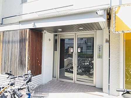 温かみのあるエントランスは、住む人を優しく迎え、訪れる人にも心地よい印象を与える魅力的な空間です!