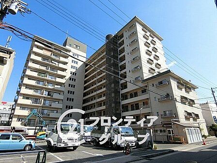 青空に映えるスタイリッシュなフォルムが、住まう人の誇りを満たす佇まいとなっています。洗練されたデザインが周囲の街並みと調和し、見るたびに心が安らぐ特別な我が家としての風格を存分に感じさせます