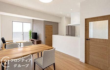 【リフォーム後家具入れイメージパース】家族全員が集まってもゆったりと寛げる広々としたリビングですね！ダウンライトが優しく照らす室内は、夜には落ち着いた大人の雰囲気に包まれて、上質な団らんのひとときを