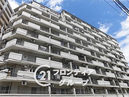 重厚感のあるタイル貼りの外観は、見るたびに惚れ惚れしてしまいますね!青空に映えるスタイリッシュなフォルムは、街の新しいランドマークとして長く愛され続ける確かな品質を感じさせてくれます