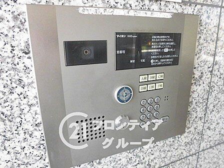 暮らしの安心を追求した、高度な防犯性能を誇るオートロックシステム!不審者の侵入を防ぐ確かなガードと、洗練されたインターホンデザインが融合しています。